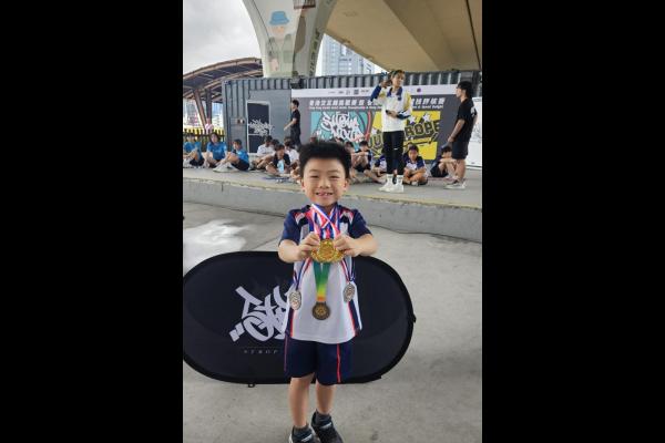 2D何東縉 獲 季軍 (單車步)