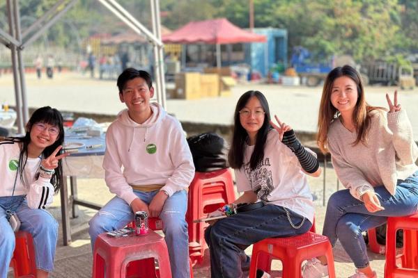 與畢業校友開心共聚