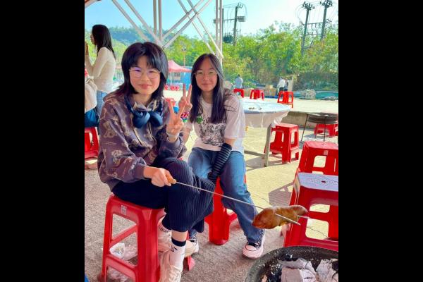 與畢業校友開心共聚