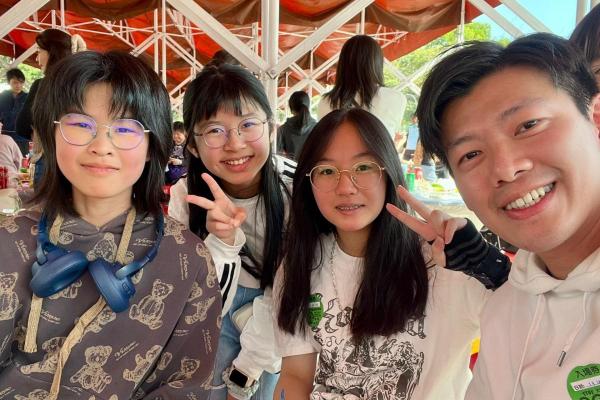 與畢業校友開心共聚