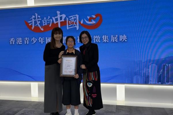 謝校長、陳穎恩主任與張心穎同學合影